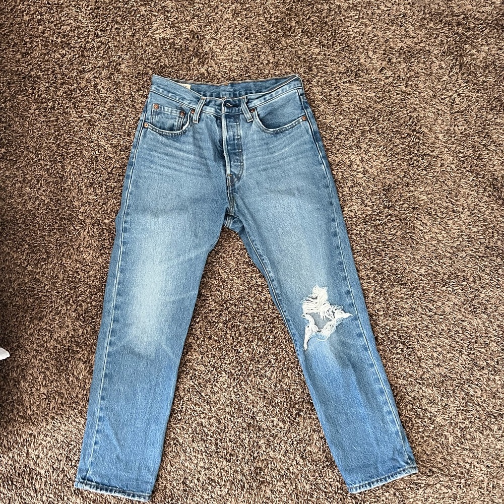 Levis crop Distressed Jeans